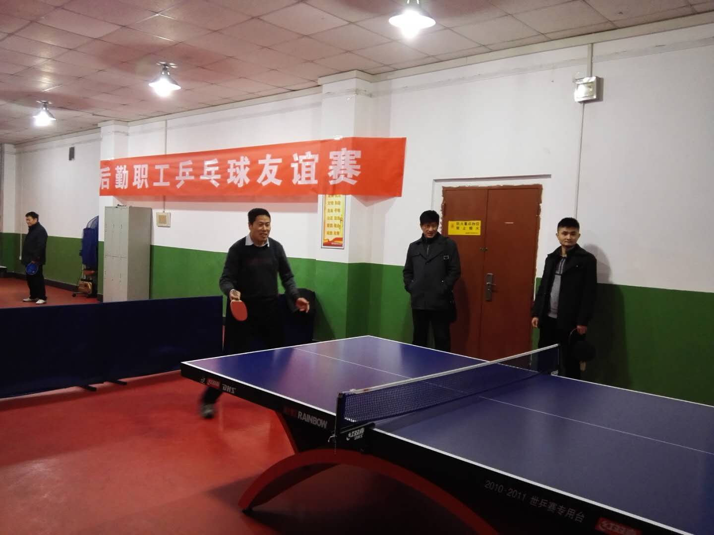 后勤职工正在酣战 后勤职工正在酣战